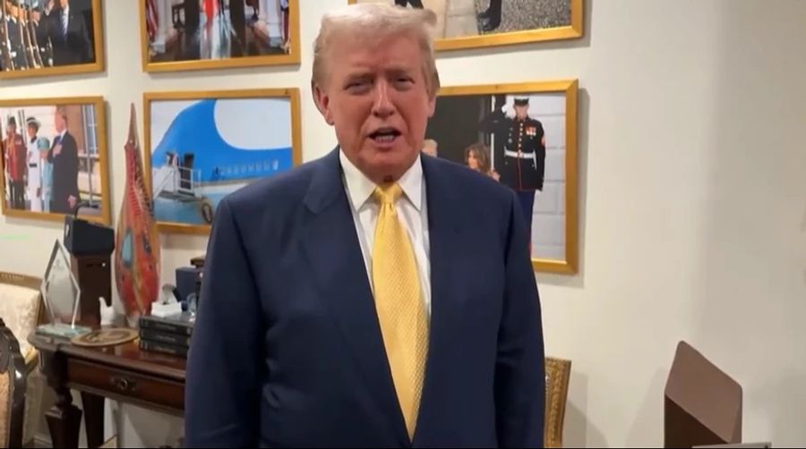 Donald Trump wird per Video zugeschaltet.