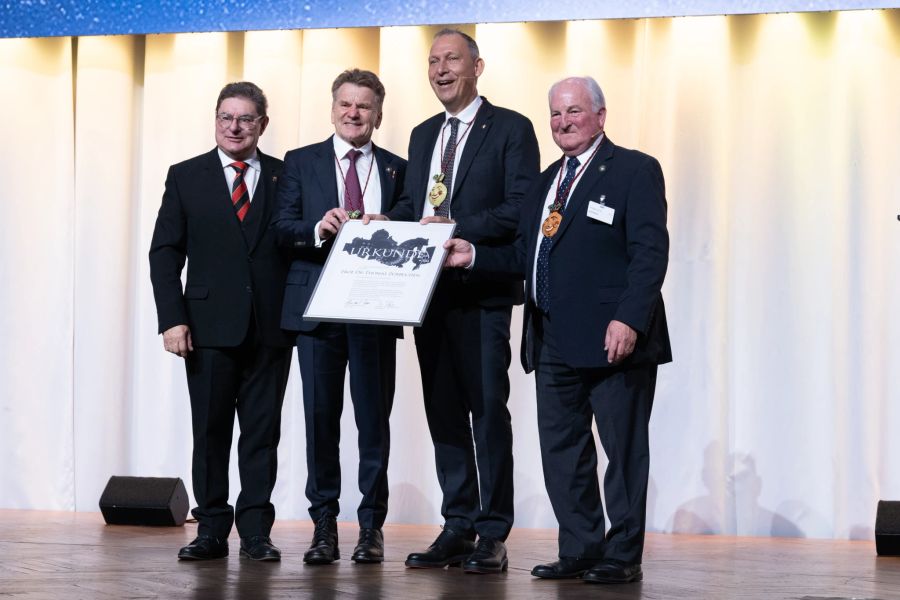 V.l.n.r.: Melchior Stoller (Präsident Stadtschützen Bern), Hans-Ulrich Müller (Oberzibelegring 2023/24), Thomas Zurbuchen (Oberzibelegring 2024/25), Rolf Dähler (Vorsitzender Findungskommission)