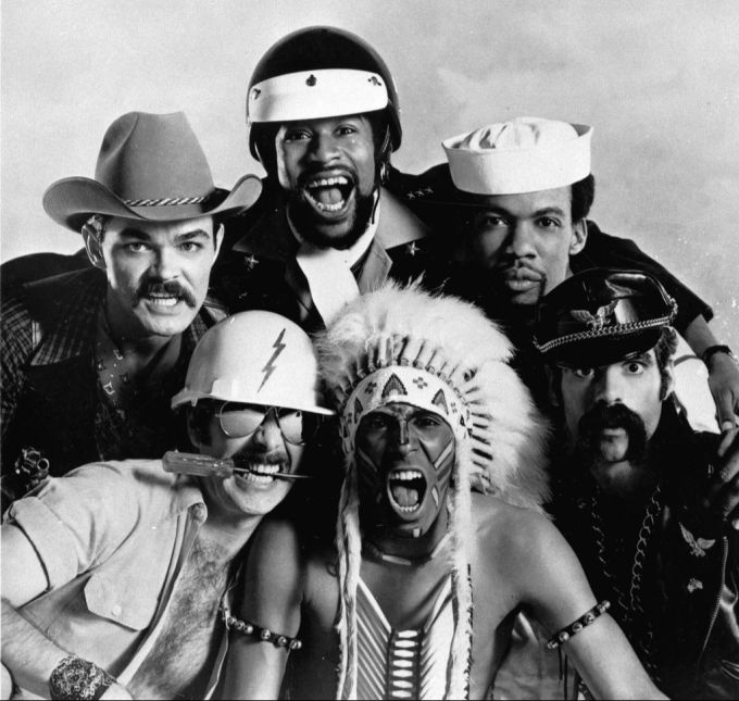 Victor Willis (hinten Mitte) von den Village People dankt Donald Trump für die Nutzung seines Songs YMCA. ymca