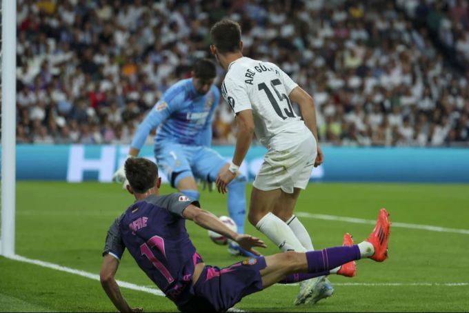 Thibaut Courtois lenkt den Ball unglücklich ins eigene Tor ab. Thibaut Courtois