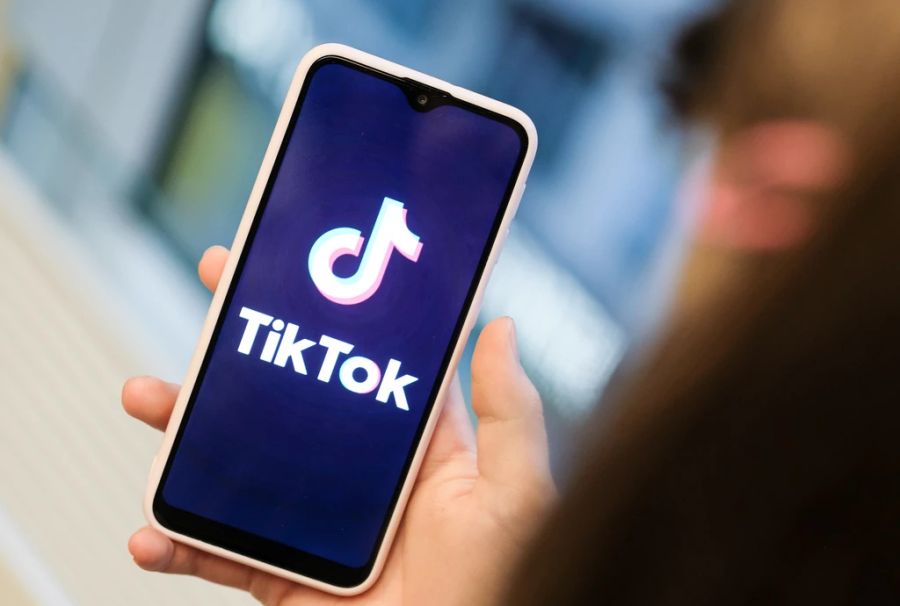 Apps wie Tiktok ziehen viele Jugendliche schon fast magnetisch an.