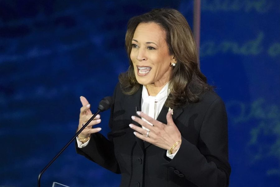 Trump-Fans sind der Meinung, dass Kamala Harris einen versteckten Kopfhörer als Ohrring trug.