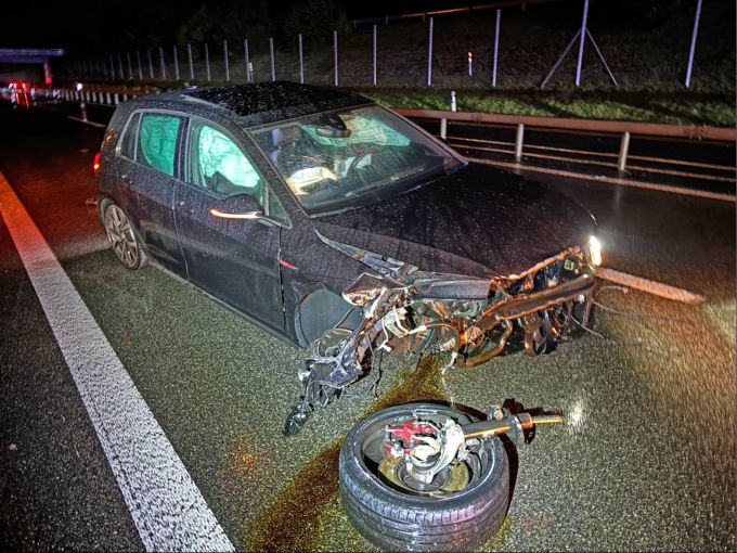 Das Auto kollidierte mit einer Leitplanke. Leitplanke