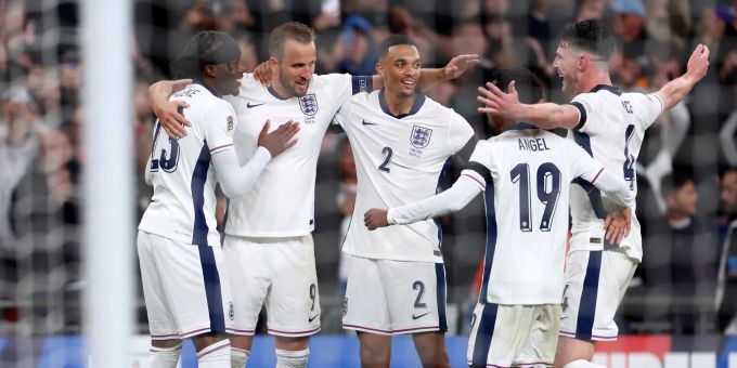 Harry Kane freut sich mit seinen Teamkollegen über das zweite Tor gegen Finnland. UEFA Nations League - England vs Finland