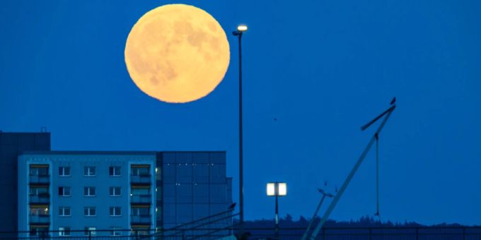 Supermond am 17.Oktober 2024: Durch den geringen Abstand zur Erde erscheint uns der Vollmond besonders gross. (Archivbild) Vollmond supermond