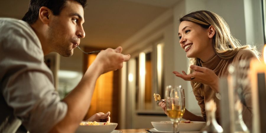 Mann und Frau essen zusammen