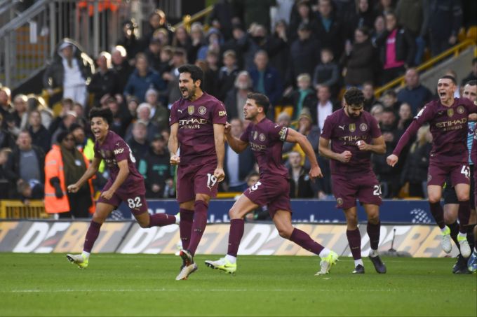 Die Spieler von Manchester City jubeln in der Partie gegen Wolverhampton. Manchester City