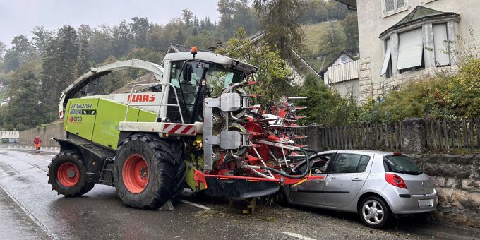 Totalschaden - Maishäcksler knallt in Brugg AG frontal in Auto