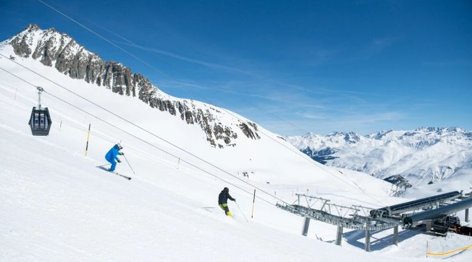 Auf der Piste 30 werden für den Winter 2024/2025 sieben neue Sprengmasten installiert. Andermatt+Sedrun+Disentis