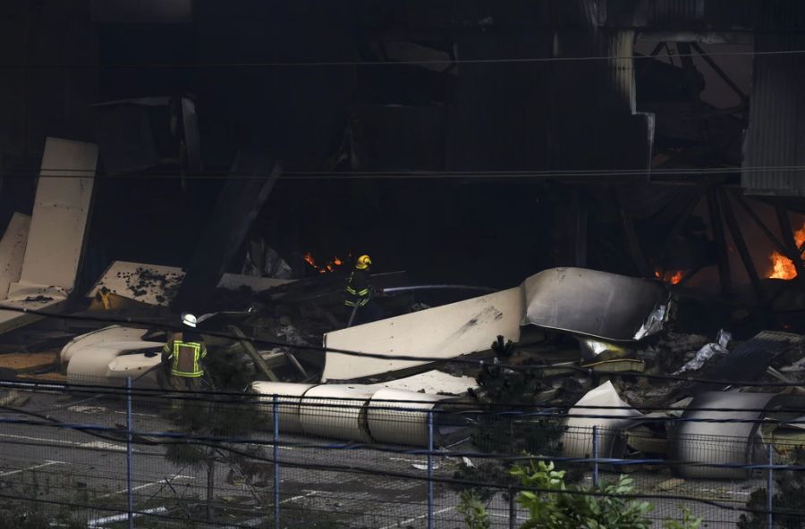 Die Angriffe auf Odessa finden fast schon monatlich statt. Hier arbeiten Feuerwehrmänner nach einem Raketenangriff im Juni. (Archivbild)