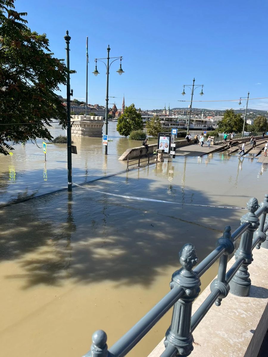 Die Promenade entlang des Flusses steht komplett unter Wasser.