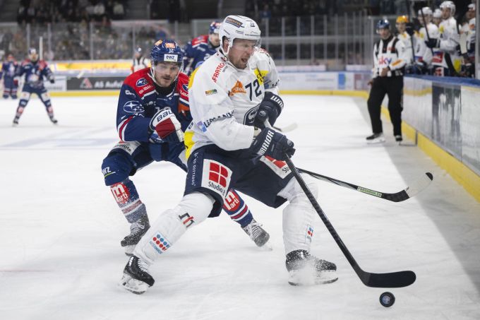 Yannick Zehnder (ZSC) (links) kämpft mit Ambris Tim Heed um die Scheibe. ZSC Lions