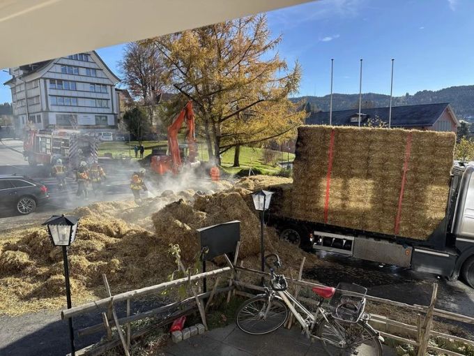 Mit einem Bagger wurden Teile der Ladung entfernt. Bagger entfernte Ladung