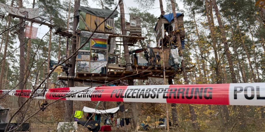 Die Polizei ist seit Montag im Tesla-Protestcamp im Wald in Grümheide im Einsatz.