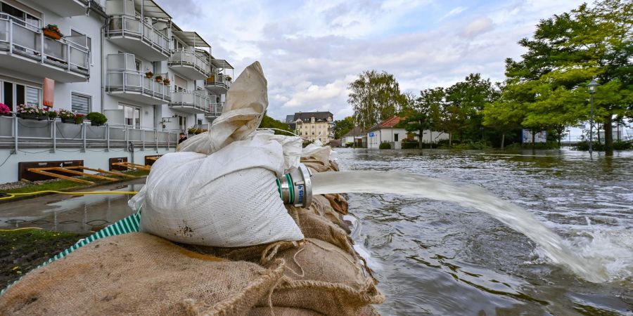 Schreckmoment in Eisenhüttenstadt: In einem Stadtteil wurde in der Nacht ein Sandsack-Wall unterspült, die Feuerwehr musste rasch reagieren.