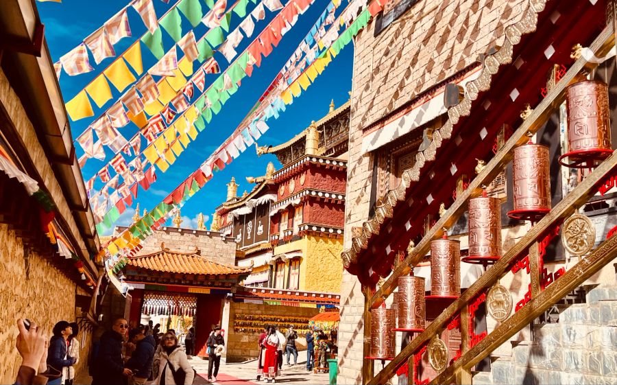 Gebetsmühlen, tibetische Fahnen, Kloster, China