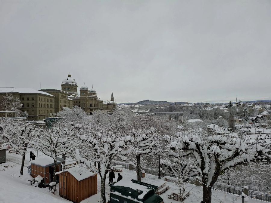 Die Hüttli auf dem Sternenmarkt waren am Freitag noch von Schnee bedeckt.