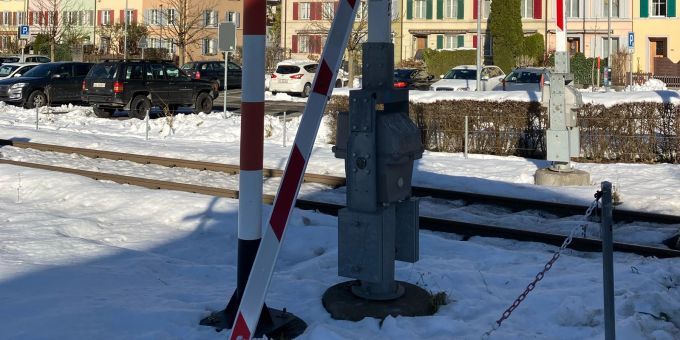 Ennenda GL - Bahnschranke durchbrochen und vor Zug gerettet