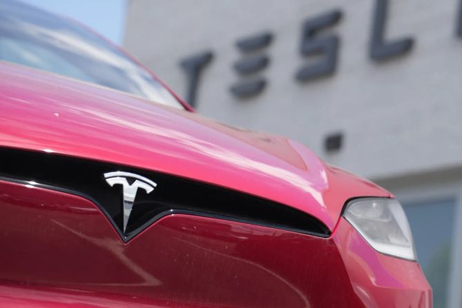 Tesla-Auto vor Gebäude