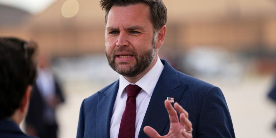 VUS-izepräsident JD Vance spricht mit Reportern bei seiner Ankunft in der Air Force Two auf der Joint Base Andrews. Foto: Matt Rourke/Pool AP/AP/dpa