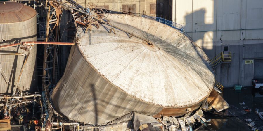 dpatopbilder - Schäden bei Nippon Dynawave Packaging Co. nach der Implosion eines Tanks mit gefährlicher Flüssigkeit. Foto: Karen Ducey/The Seattle Times/dpa - ACHTUNG: Nur zur redak...