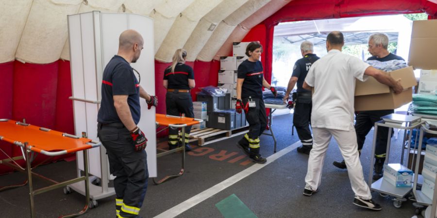 Zelte vor dem Haupteingang: Das Genfer Universitätsspital (HUG) erhöht seine Notfallkapazitäten wegen des G7-Gipfels.