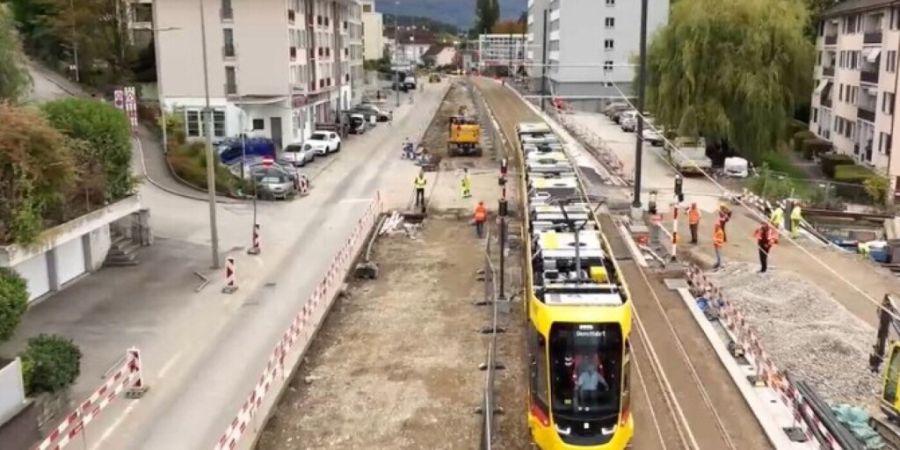 Nach dem Abschluss des Doppelspurausbaus sollen auf dem Spiesshöfli-Areal in Binningen BL neue Wohnungen entstehen. Das Stimmvolk stimmte der Quartierplanung zu.