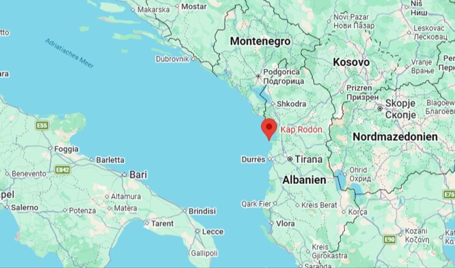 Am Strand von Kap Rodon in Albanien sind die Liegen wieder aufgetaucht.
