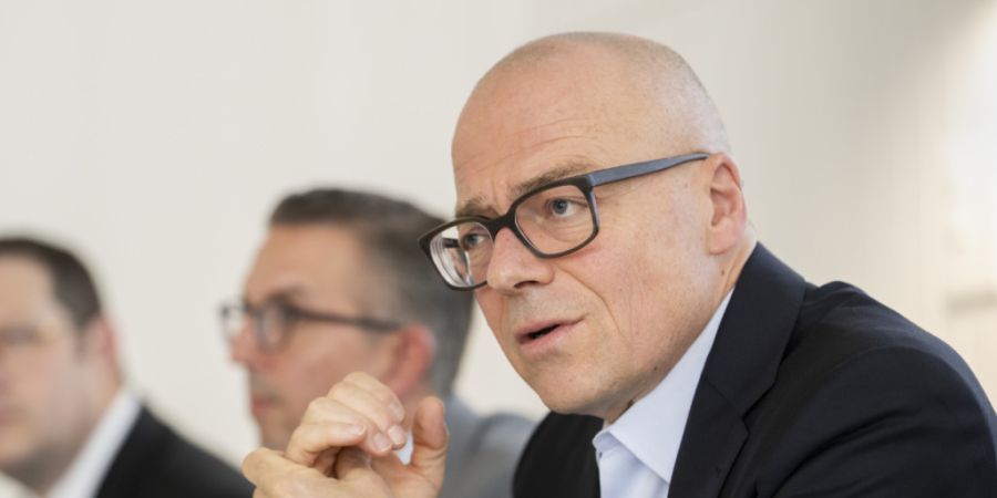Die Schweiz erwartet 2026 weniger Asylgesuche als zunächst angenommen. Das gab Vincenzo Mascioli, Staatssekretär für Migration (im Vordergrund), vor den Medien bekannt.