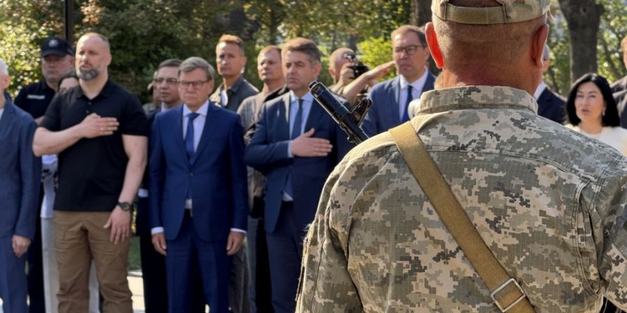 Ihor Terechow (hinten, l-M), Bürgermeister von Charkiw, Oleh Synjehubow, Gouverneur des Gebiets Charkiw, Johann Wadephul (CDU), Bundesaußenminister, und Jewhen Perebyjnis, stellvertre...