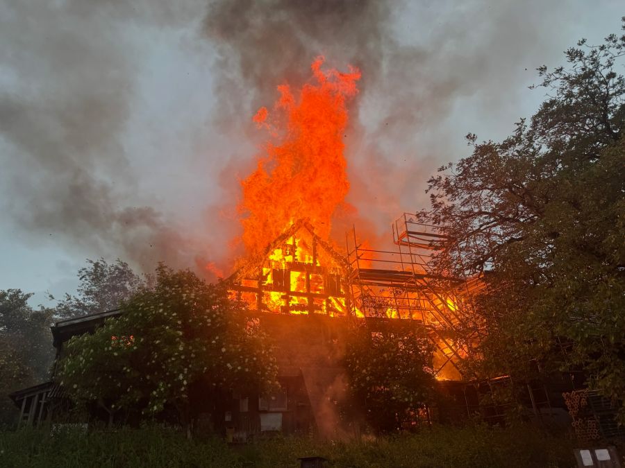 In Wilen SG stand am Dienstagabend eine Scheune in Vollbrand.
