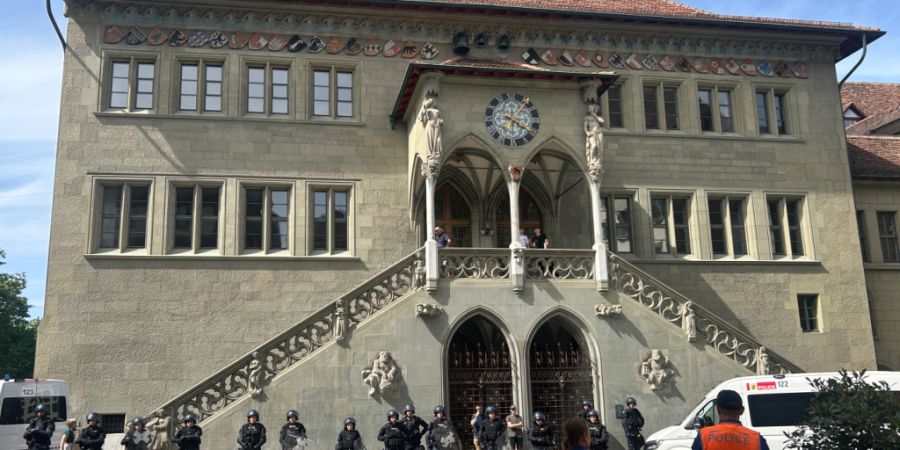 Am vergangenen Samstag formierten sich Polizisten in Kampfmontur vor dem Rathaus, bevor die Demo der Antifa an ihnen vorbeizog. (Archivbild)