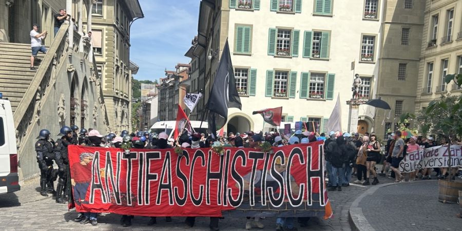 Die Antifa am vergangenen Samstag vor dem Berner Rathaus. (Archivbild)