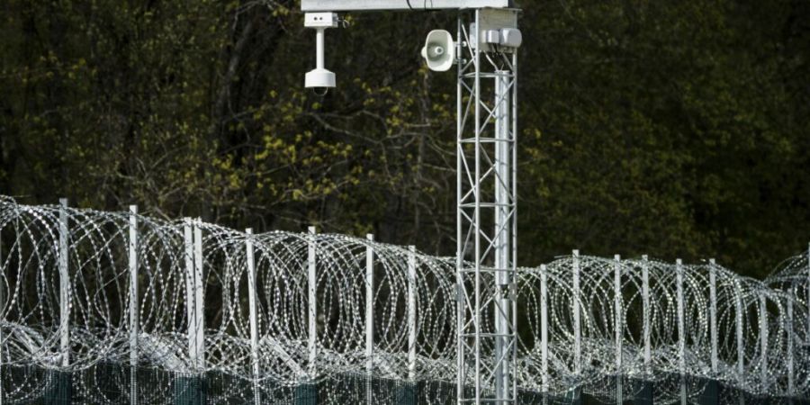 ARCHIV - Überwachungsgeräte am neu errichteten Grenzzaun an der Grenze zwischen Finnland und Russland in der Nähe des Grenzübergangs Nuijamaa in Lappeenranta, Ostfinnland. Finnland ...