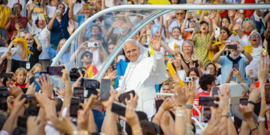Papst Leo XIV. kommt zu einer Gebetsvigil im Olympiastadion Lluis Companys. Foto: Kike Ricón/EUROPA PRESS/dpa