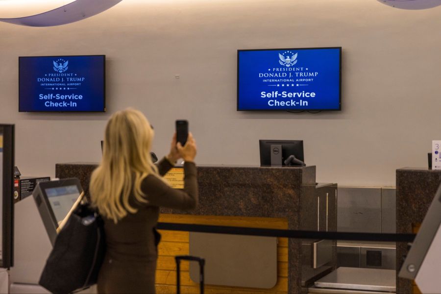 In dem Schreiben, dass an die Mitarbeitenden versandt wurde, geht es um den Fall, dass Passagiere wegen des neuen Namens nicht mehr über den Flughafen reisen möchten.