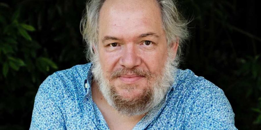 Der französische Autor Mathias Énard wird künftig hin und wieder im Walliser Städtchen Leuk anzutreffen sein. Denn er erhält den Spycher: Literaturpreis Leuk 2026, der mit Schreiba...