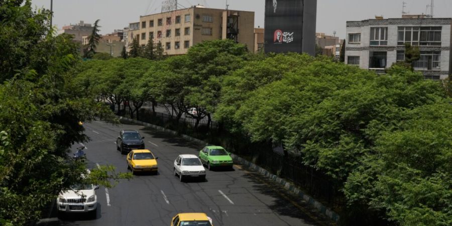 Fahrzeuge fahren in der iranischen Hauptstadt an einer Plakatwand vorbei, auf der ein Porträt des verstorbenen iranischen Obersten Führers Ajatollah Ali Chamenei zu sehen ist. Foto: V...