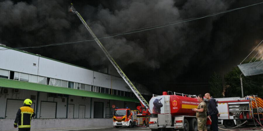 dpatopbilder - HANDOUT - Feuerwehrleute löschen nach einem russischen Luftangriff einen Brand in einer Lagerhalle in Odessa. Foto: Michael Shtekel/AP/dpa