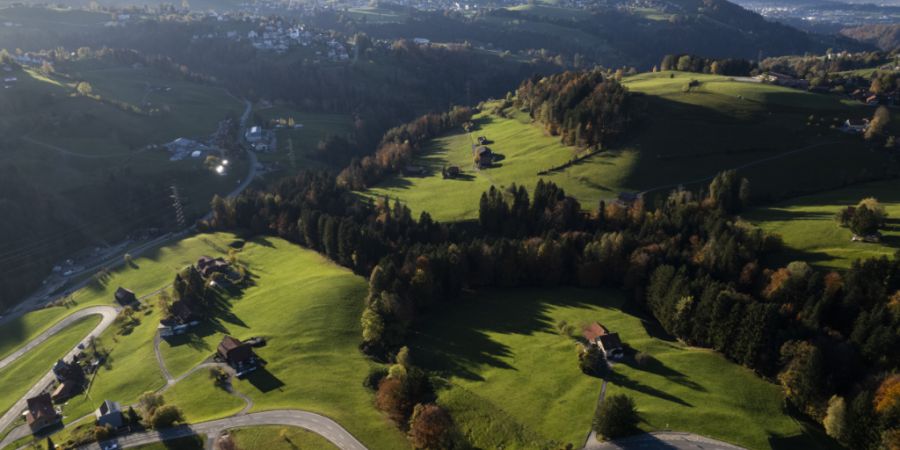 Im Kanton Appenzell Ausserrhoden sind sämtliche Feuer im Freien bis auf Weiteres untersagt: Blick von Wald nach Trogen und Speicher.