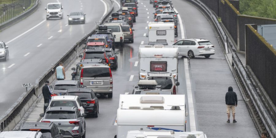Erneut stauen sich auf der A2 im Kanton Uri Autos, die Richtung Tessin unterwegs sind. (Archivaufnahme)