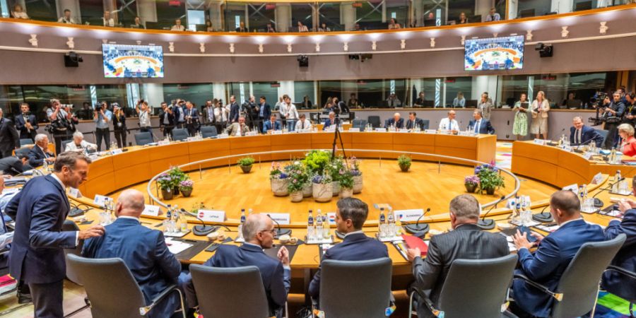 Emmanuel Macron (l), Präsident von Frankreich, kommt zu den Beratungen beim EU Gipfel, dem Treffen der Staats- und Regierungschefs der EU, mit dem Thema des Gemeinschaftshaushalts ab 2...