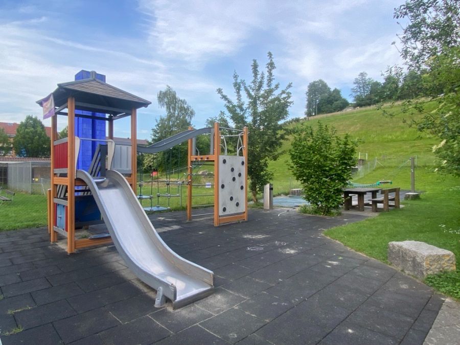 Der Spielplatz im Liebefeld BE bietet Raum zum Spielen – doch nur zu bestimmten Zeiten.