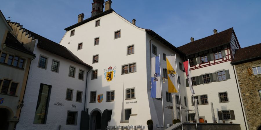 Die Eröffnung des Hof zu Wil wird von der prekären Finanzlage der Stiftung überschattet.