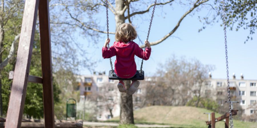 Der Mann musste sich auf Geheiss der Polizei für 48 Stunden vom Spielplatz fernhalten. (Symbolbild)