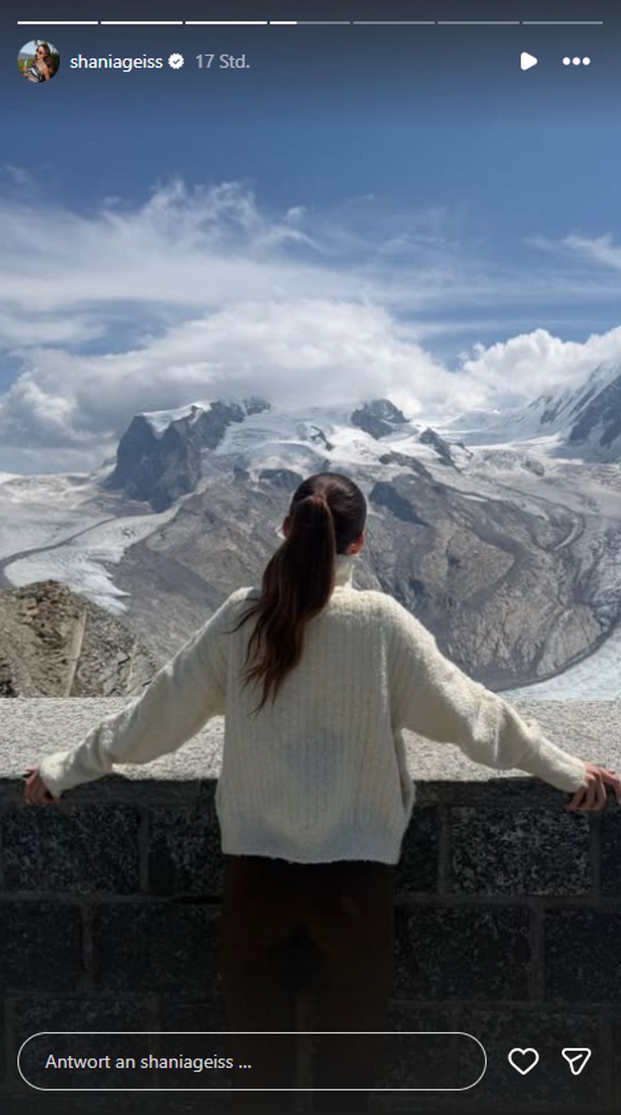Die jüngere Tochter von Carmen und Robert Geiss posiert vor dem imposanten Bergpanorama.