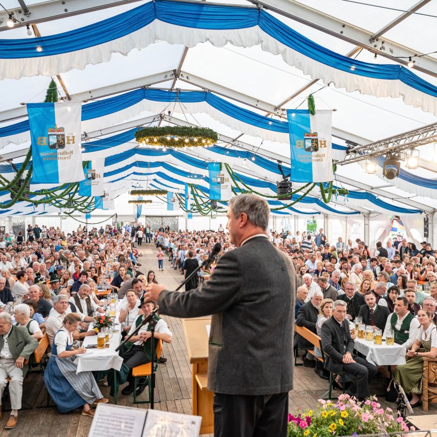 Plötzlich ist ein Mann aus einem Gebüsch gesprungen und hat Söder mit einer Tomate attackiert.