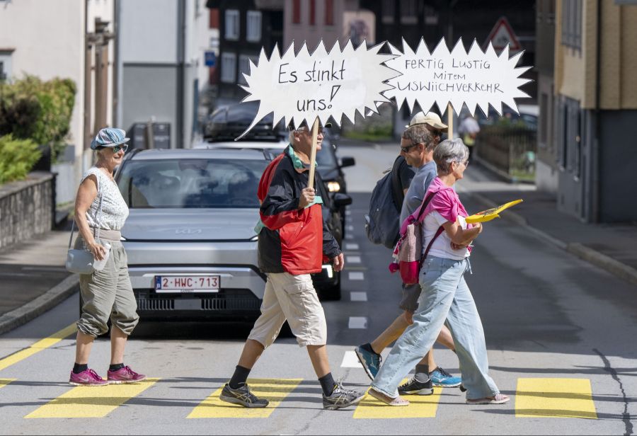 Die protestierenden Personen zeigten Plakate mit Slogans wie «Es stinkt uns!».