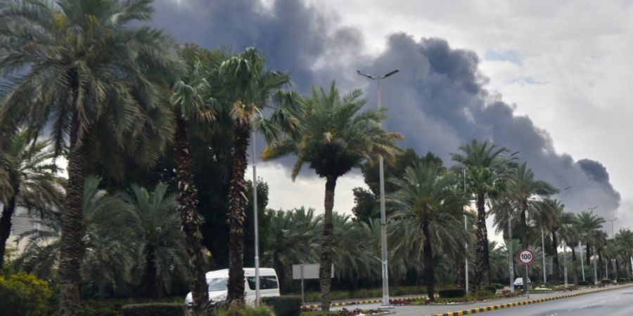 ARCHIV - Rauch steigt aus dem internationalen Flughafen von Kuwait nach einem Drohnenangriff auf ein Treibstofflager auf. Foto: Uncredited/AP/dpa