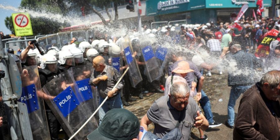 dpatopbilder - Die Polizei setzt Wasserwerfer ein, um Anhänger der größten türkischen Oppositionspartei, der Republikanischen Volkspartei (CHP), während einer Kundgebung zur Unters...